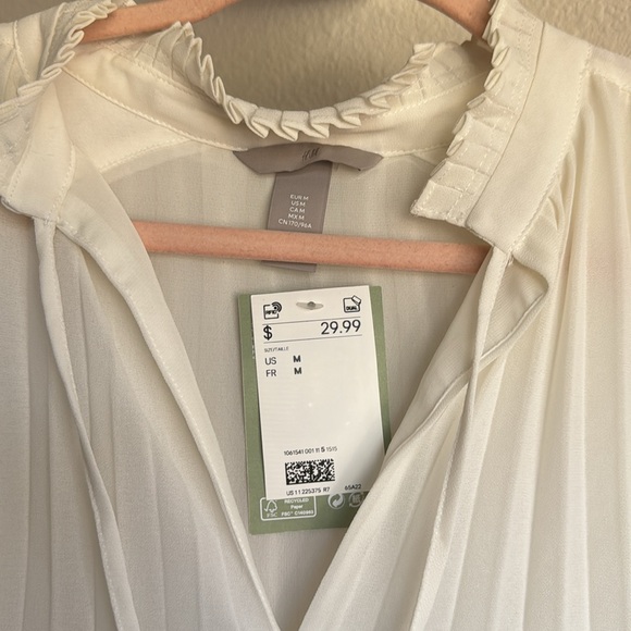 H&M Pleated Sleeveless Blouse - Size Medium - Picture 2 of 3